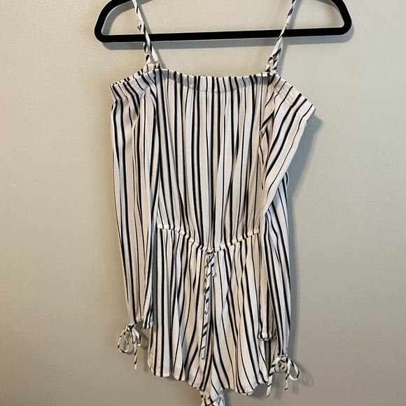 Stripped Romper! Comes with straps! - Picture 8 of 8
